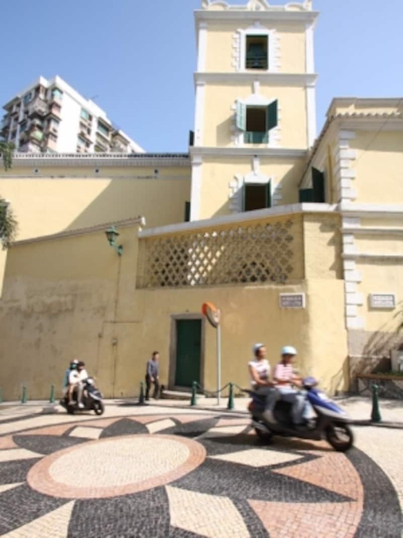 世界遺産が市民生活に溶け込んでいる光景。聖オーガスティン広場にて (c) Miyuki Kume