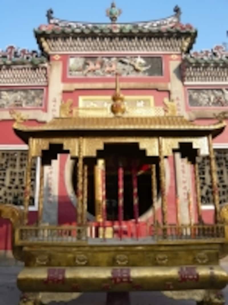 線香の香りが漂う