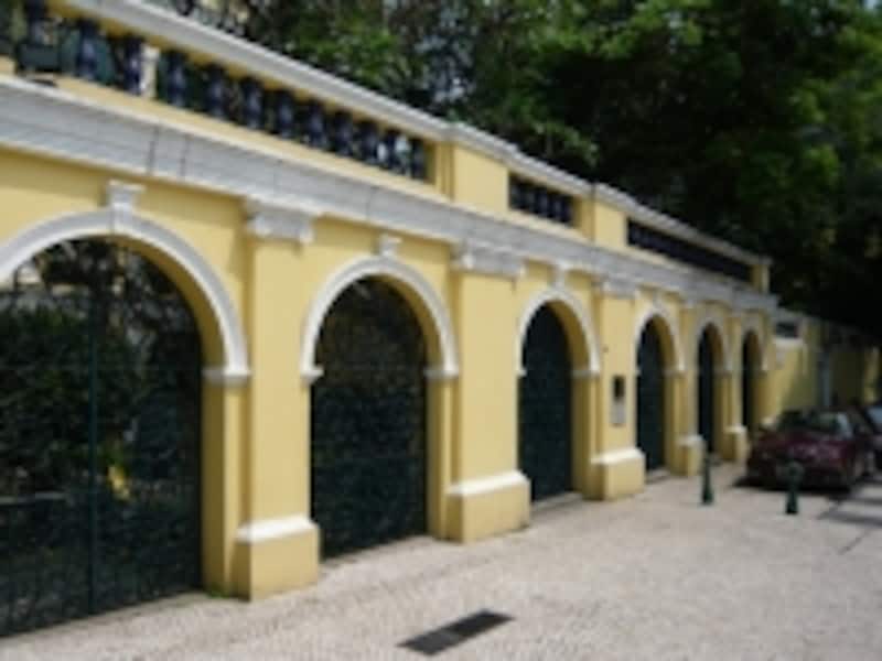 黄色い壁とアーチ状の入口が印象的