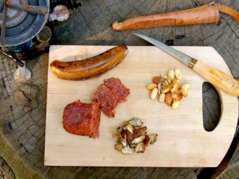 右から時計回りにミックスナッツ、あさり缶、コンビーフ、バナナ