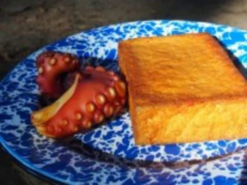 タコと厚揚げのスモーク。お酒が進みすぎるのでご注意を