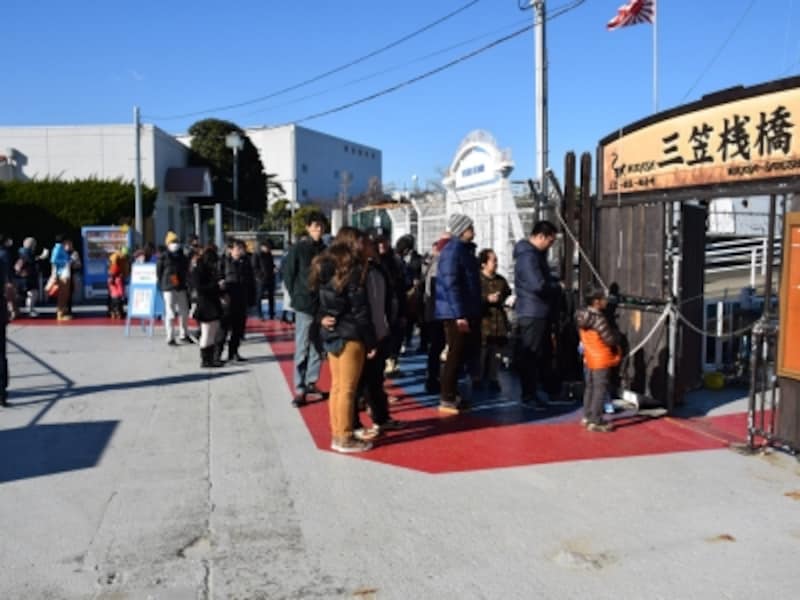 「猿島」への船の乗船場所「三笠桟橋」