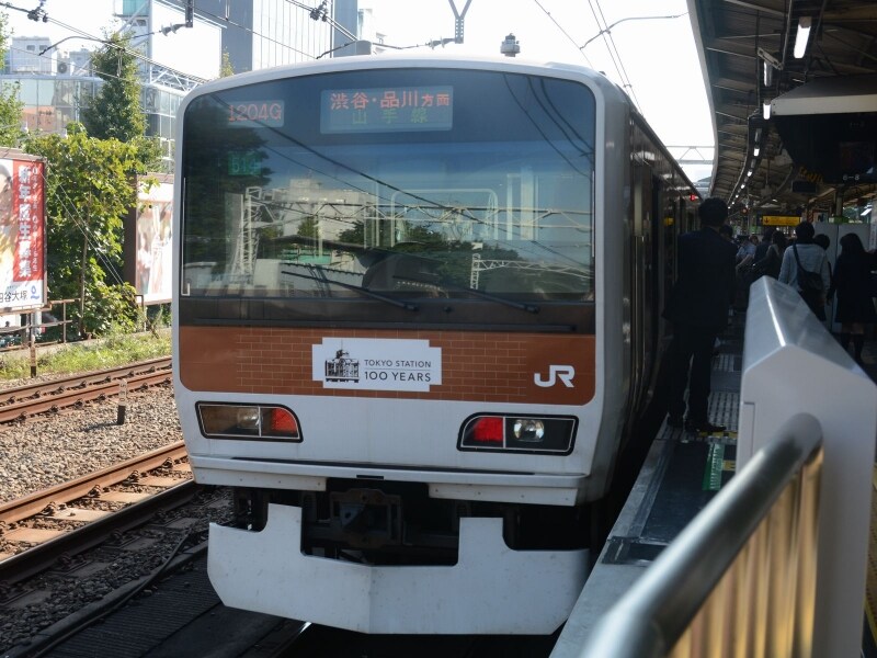 東京駅開業100周年を記念 山手線ラッピング車両を公開 - YouTube
