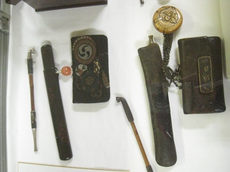 キセルと煙草入れ。干した葉を重ねた刻み煙草を使用していました。