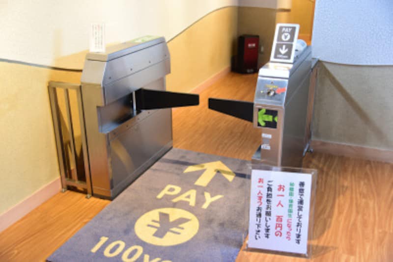 「エムズアークカマクラ」の有料トイレ入口