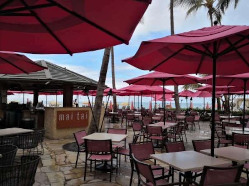 金曜は18時～、土曜は18時30～ハワイアンミュージックのライブスタート