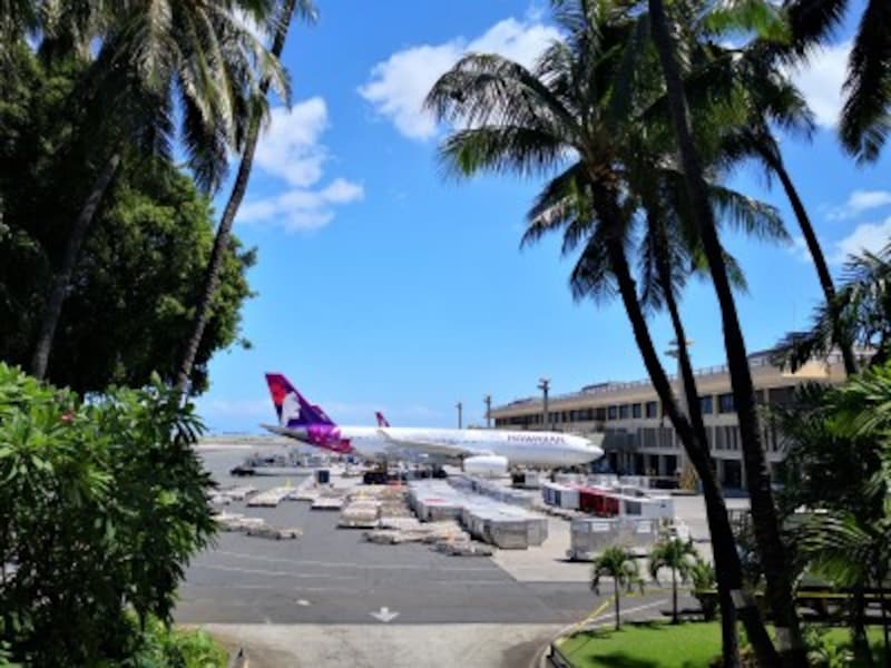 空港内はDFS（免税店）やスターバックスなどショップが充実