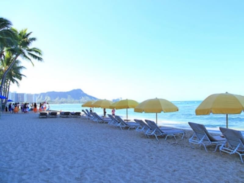 爽やかな朝のワイキキビーチ。ジョギングする人、ヨガやフラレッスンを受ける人の姿も