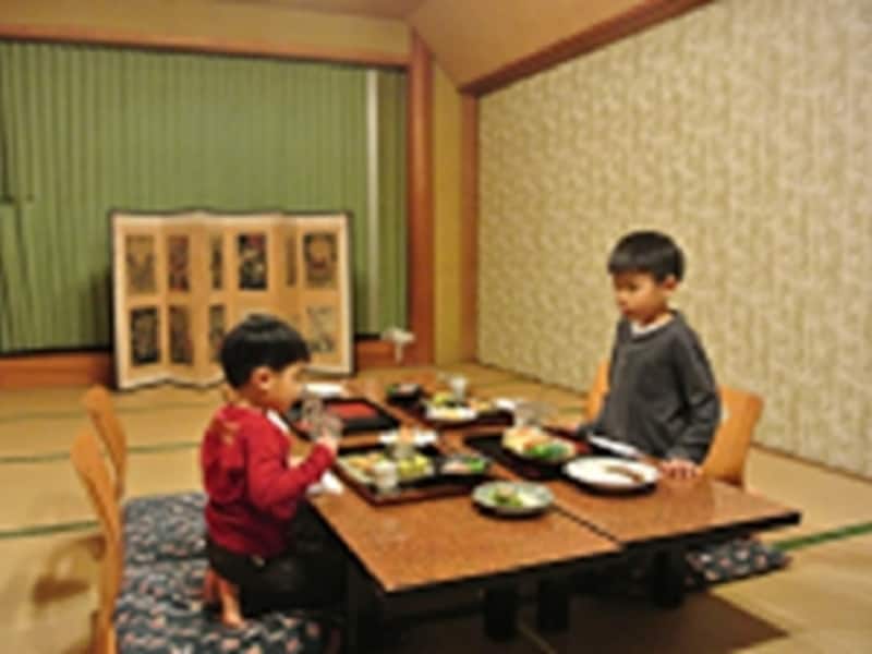 夕食も朝食も畳の個室。子どもが食べ終わったり眠ってしまったりしても、大人はゆったり食事ができます
