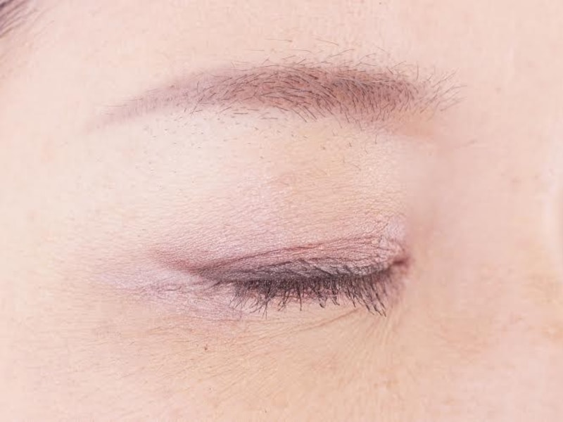 眉尻は、眉頭より下がらない