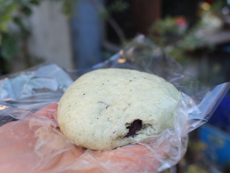 よもぎ地につぶあん