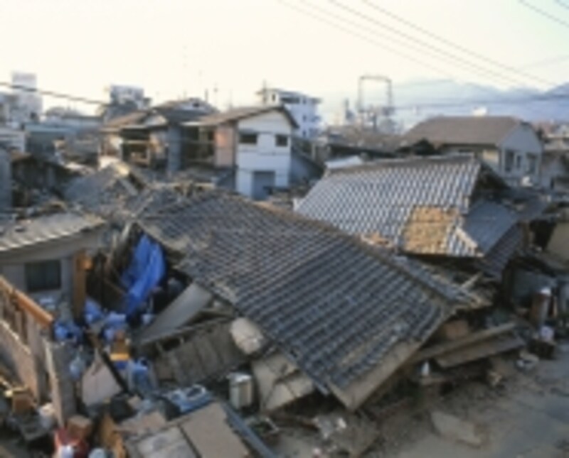 阪神淡路大震災で倒壊した家屋