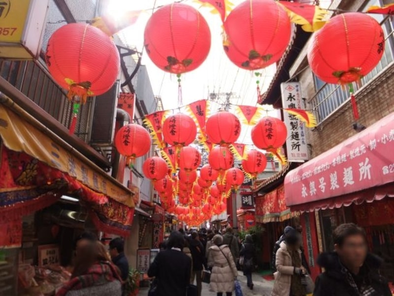 長崎ランタンフェスティバル/新地中華街会場/中華街の路地に並ぶランタン
