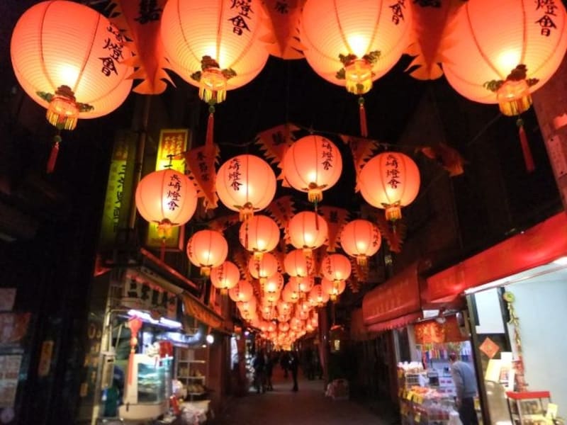 長崎ランタンフェスティバル／新地中華街会場／中華街の路地に並ぶランタンの灯り