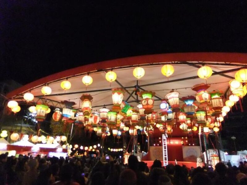長崎ランタンフェスティバル/中央公園会場/特設ステージとランタン