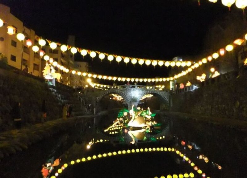 長崎ランタンフェスティバル/中島川会場/眼鏡橋と川面に映るランタンの灯り