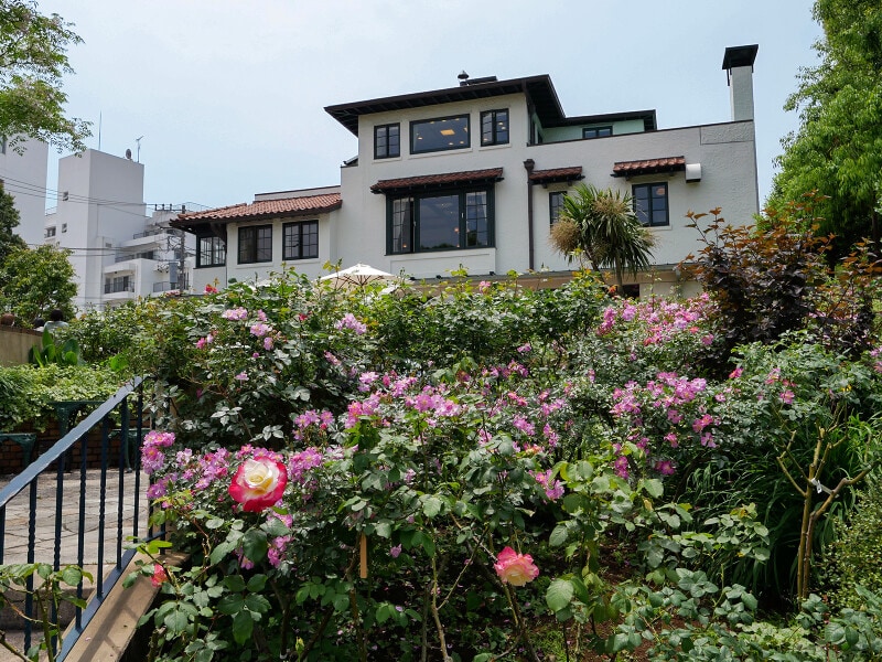 山手111番館裏庭は水路が設けられた起伏のあるガーデン（2021年5月14日撮影）