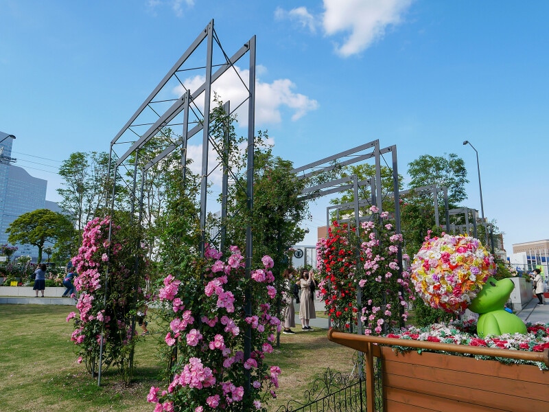 みなとみらい側にはローズアーチがあります（2021年5月15日撮影）