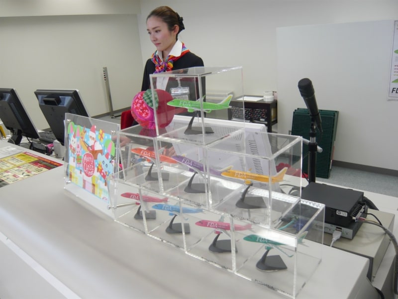 カウンターにもいろんな色の模型が並んでいます