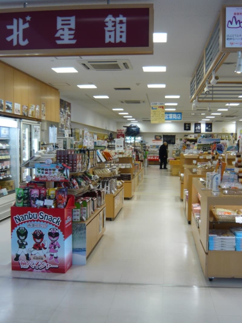 南部せんべいなどのスイーツから南部鉄器も扱う北星舘（2F）