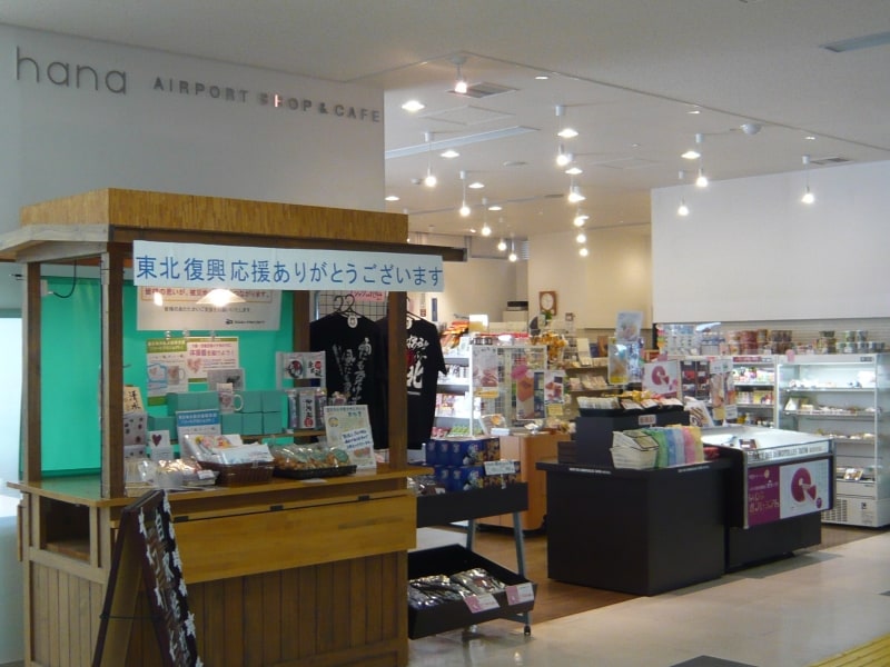 パイロットやCAに人気の商品も扱う「hana AIRPORT SHOP＆CAFE」（1F）