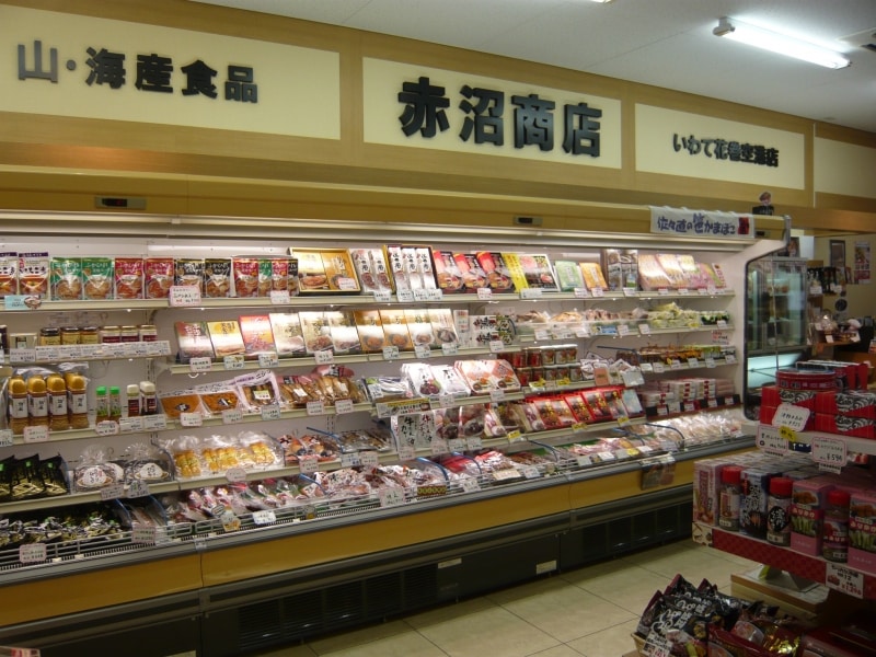 海の幸、山の幸がたくさん並ぶ「赤沼商店」（2F）