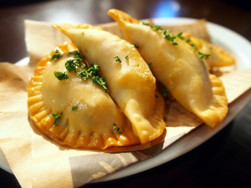 海の幸の旨みがぎゅっと詰まった一口包み揚げ「エンパナディージャ300円