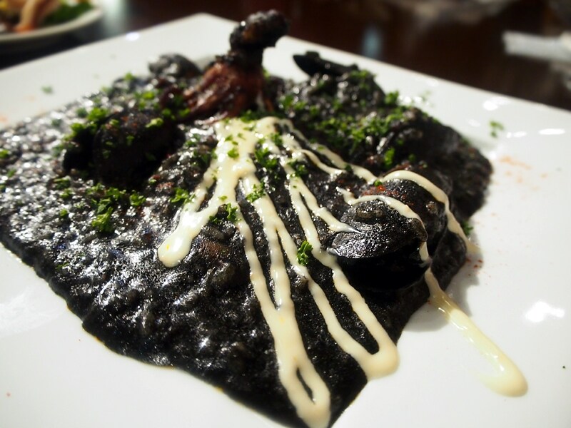 パエリアよりしっとりリゾット仕立てのメロッソ「イカスミのメロッソ950円」