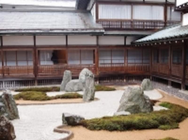 福智院の庭園。かの有名な重森三鈴さんの代表作を自分の部屋から眺められます