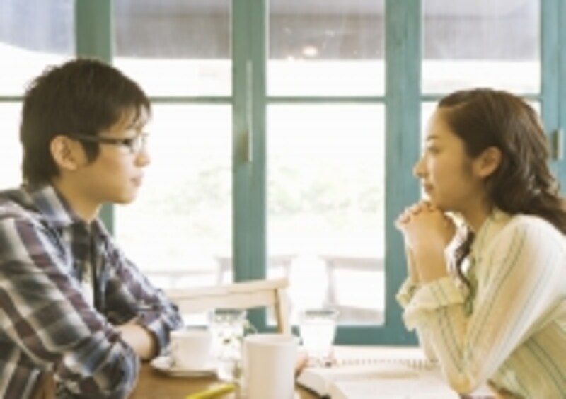 向かい合う男女