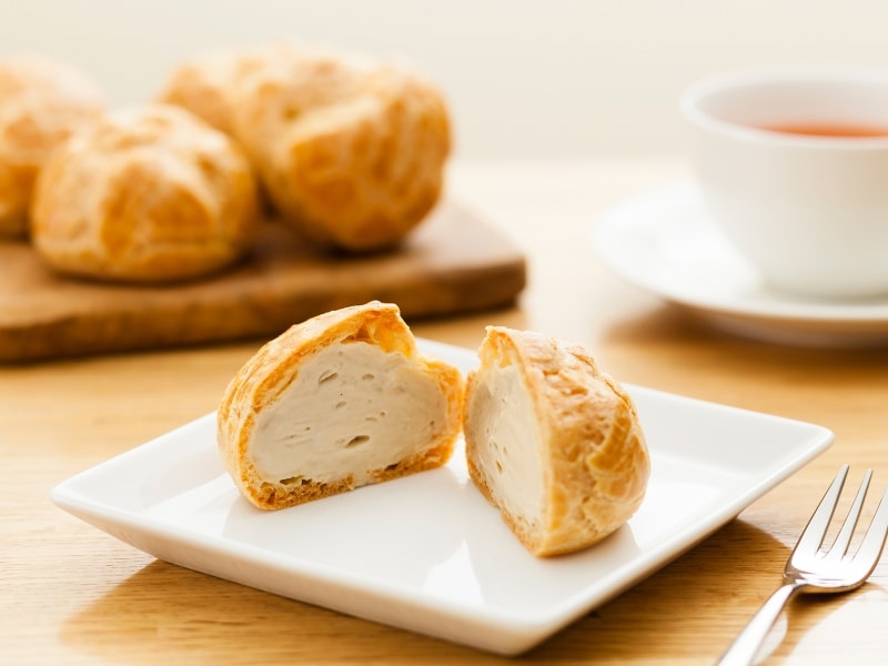 ミルクティーシュークリームundefined600円（アールグレイ・プレーンundefined各1個・テイクアウト可）／紅茶とのセットメニューundefined1300円～）