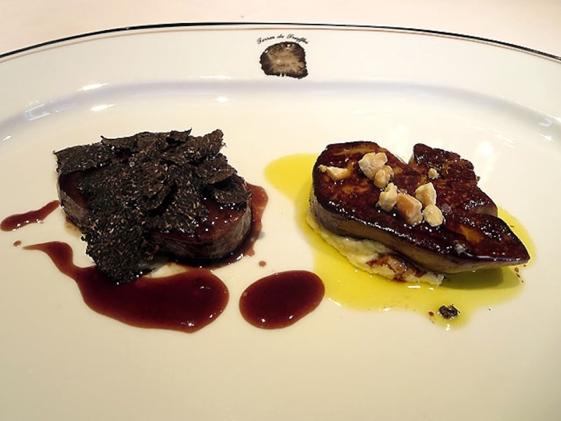 黒毛和牛のロッシーニ ポレンタ添え スライスした黒トリュフ