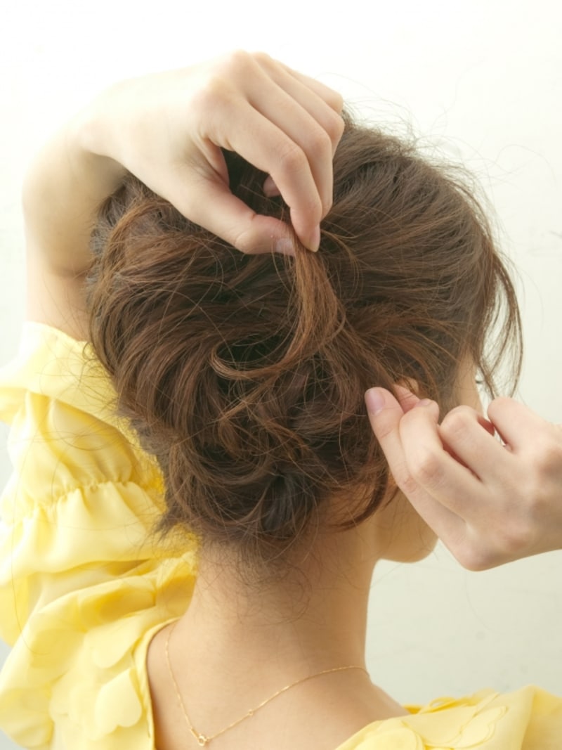 指先ですこしづつつまんでほぐしていく