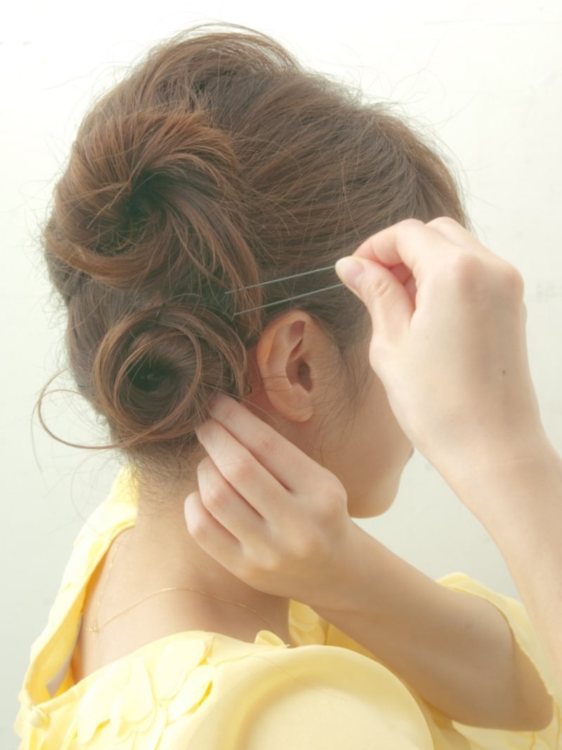 耳の後ろあたりにくるように