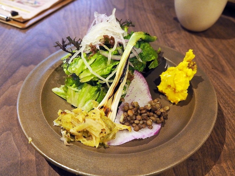 ハントンライスにセットされているサラダ
