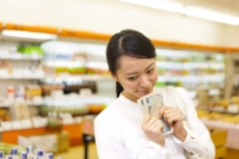 買い物中の女性