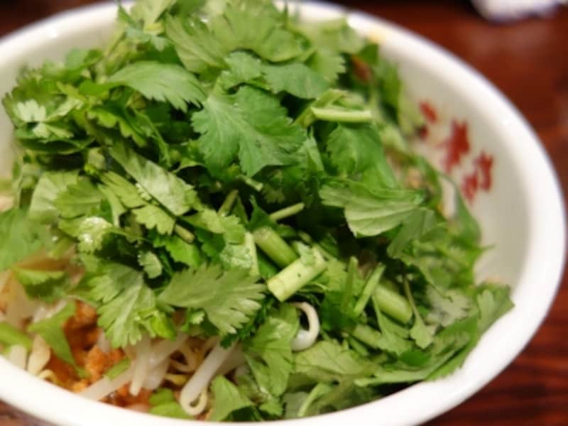 汁なし麻辣刀削麺700円＋パクチー大盛り290円