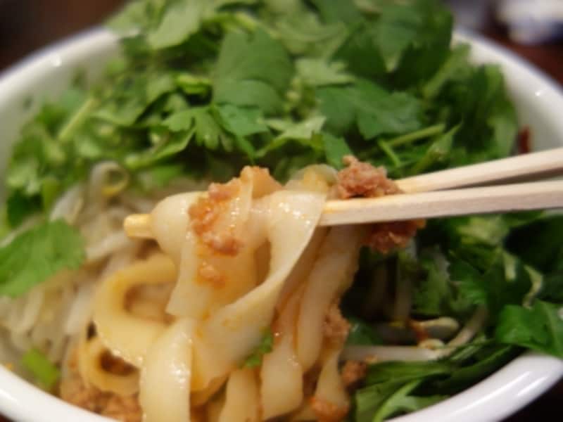 モチモチ、ツルツルの刀削麺