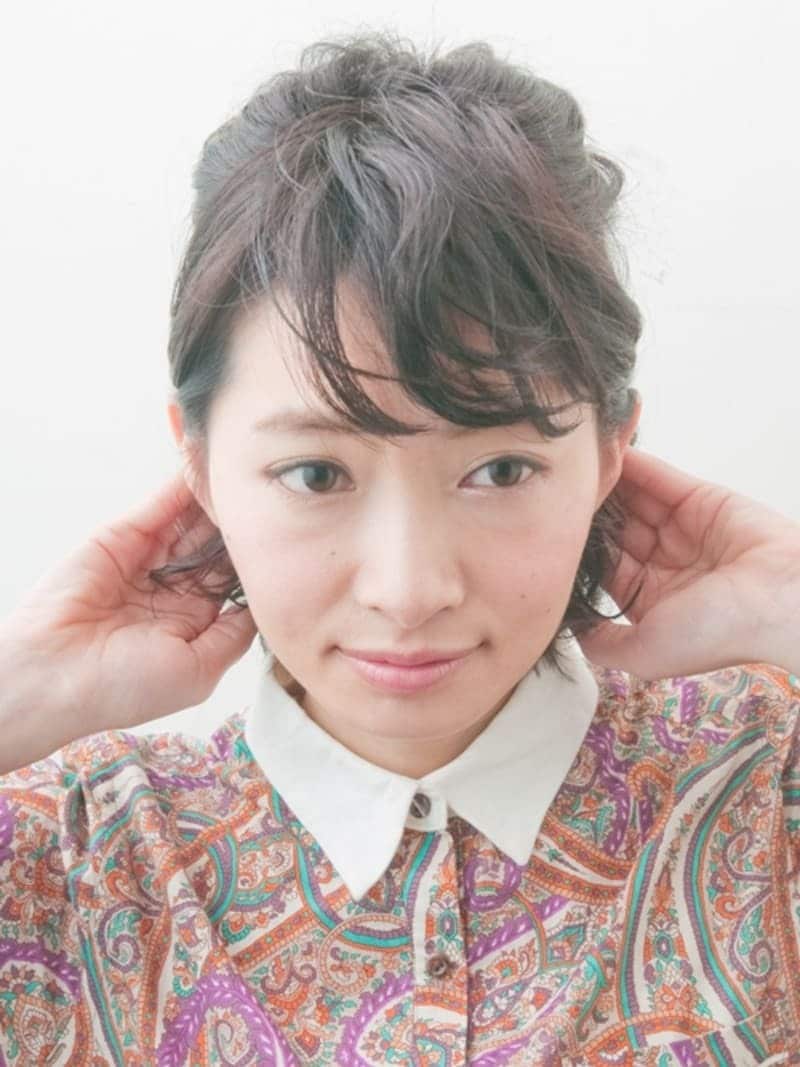 耳後ろはタイトにおさえるイメージ