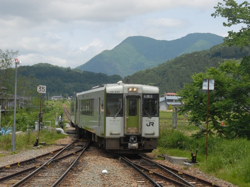 替佐駅に到着する長野行き列車