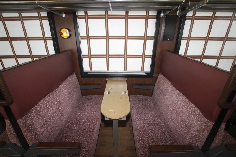 テーブル付きボックス席