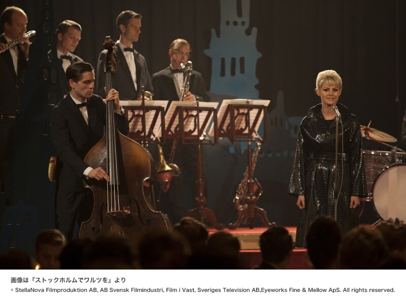 楽団を前にモニカが歌うシーンundefined