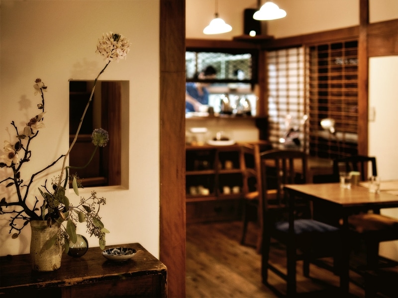 1階のカフェ。奥にキッチンがあります。