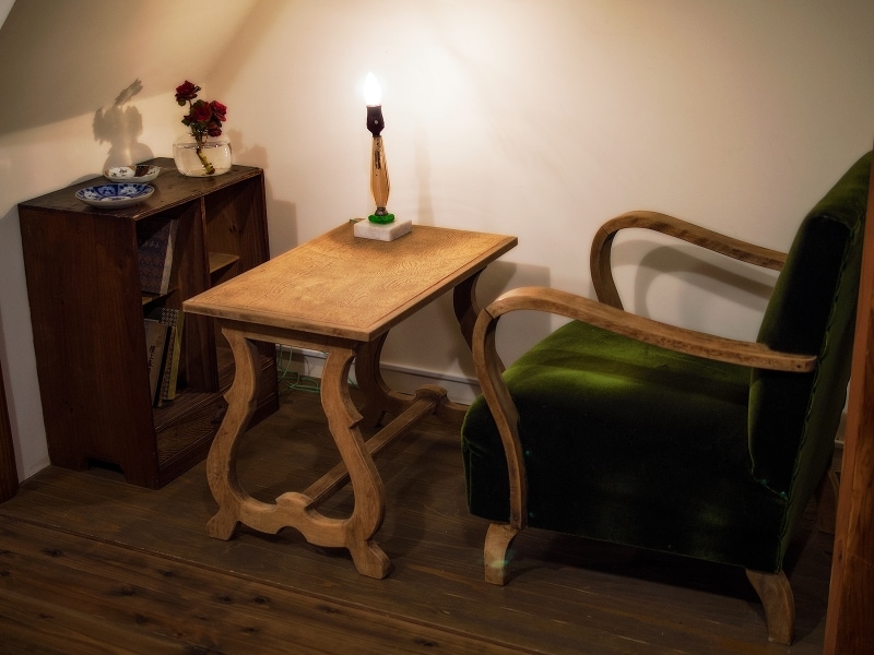 階段下の居心地のよい一角