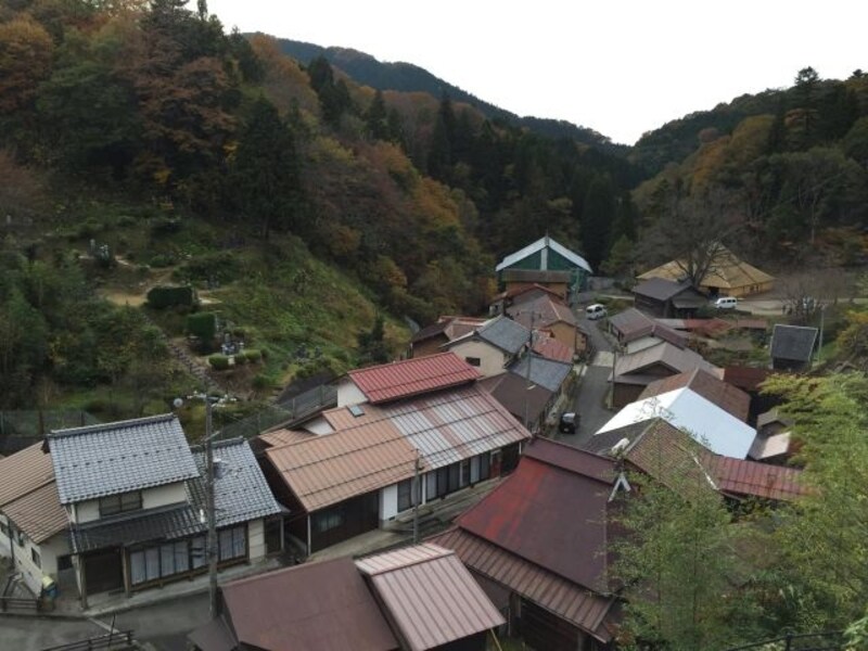 菅谷たたら山内を望む