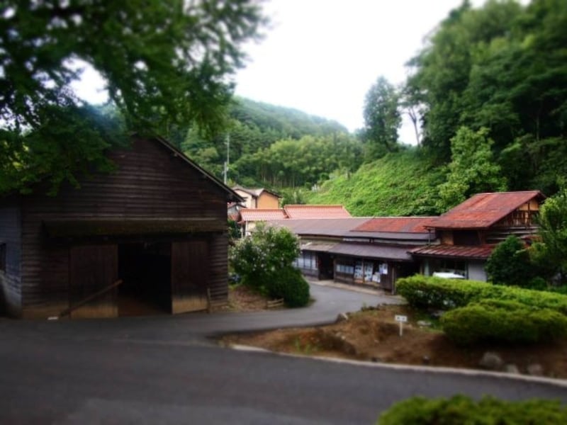 「高殿」の前から見た菅谷たたら山内