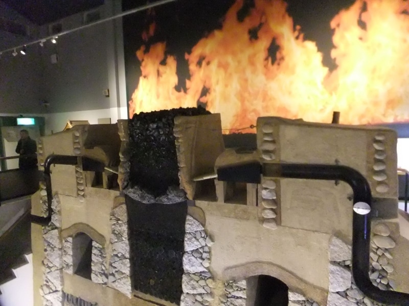 「たたら」の炉の構造断面の実物大模型（1）／奥出雲たたらと刀剣館