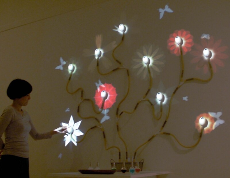 香水をつけた紙片をセンサーにかざすと匂いの強さや種類に応じた花が咲く作品「hanahanahana」