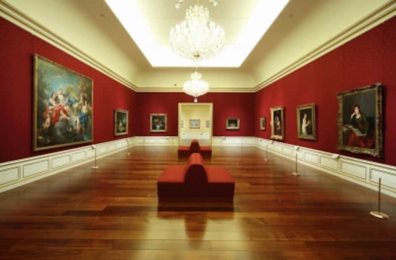 赤い壁紙が印象的なロココ時代の作品が並ぶ展示室
