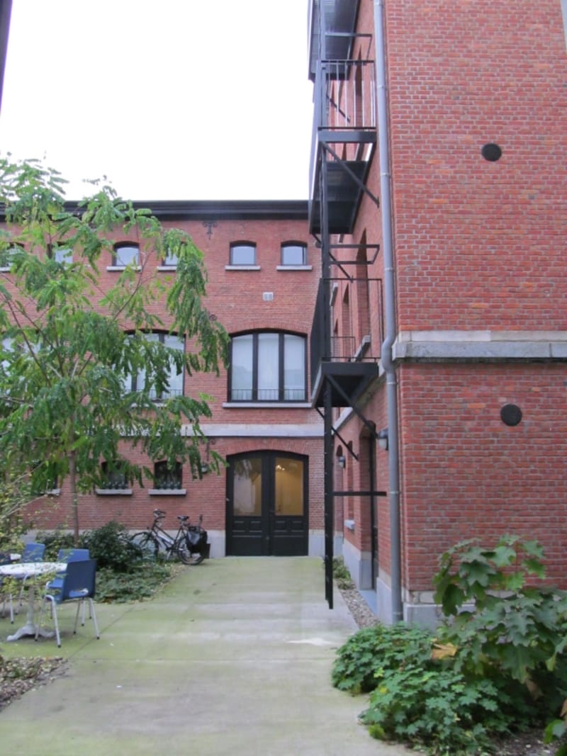 中庭から明るい陽射しが